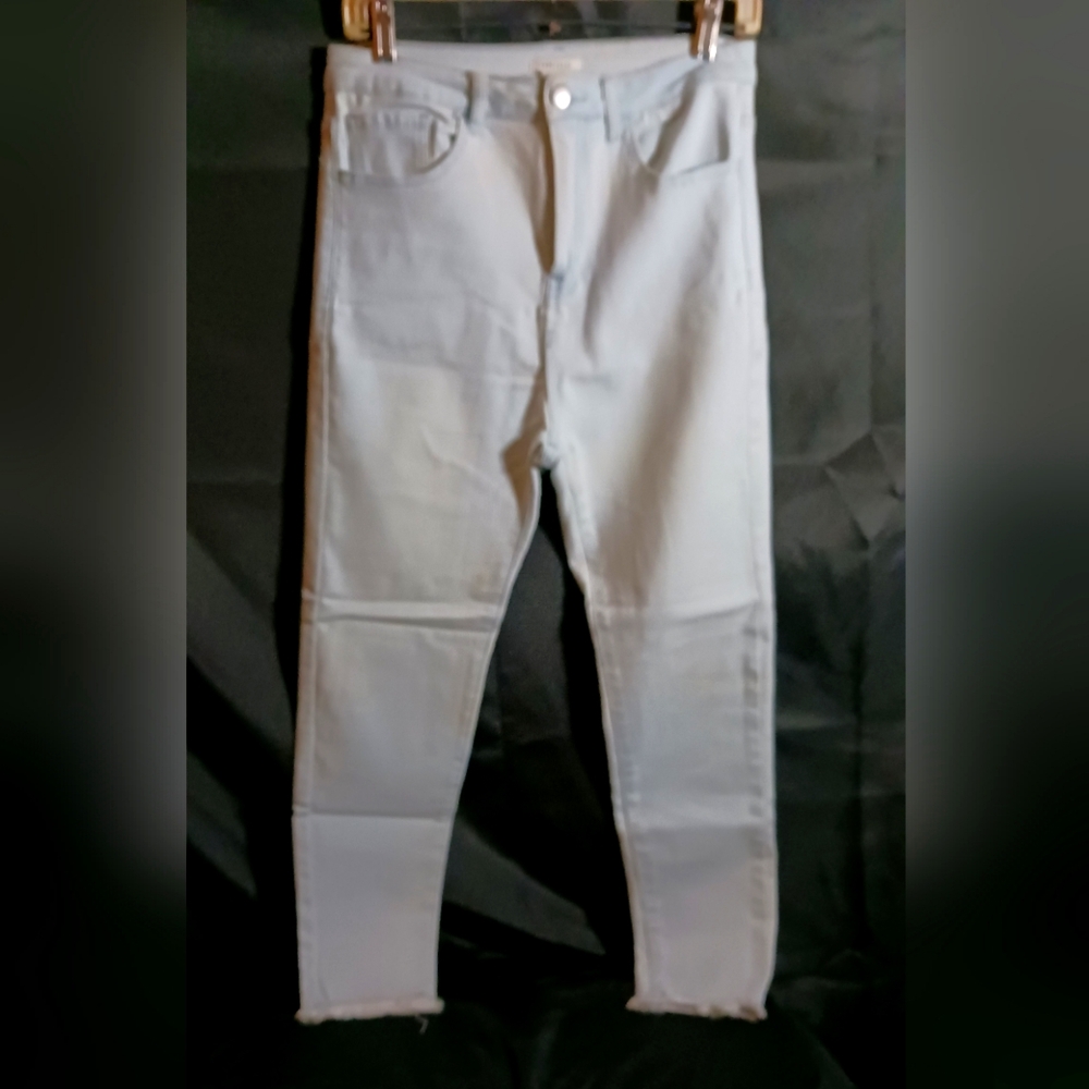 Forever 21 light wash raw hem cropped jeans sz 31